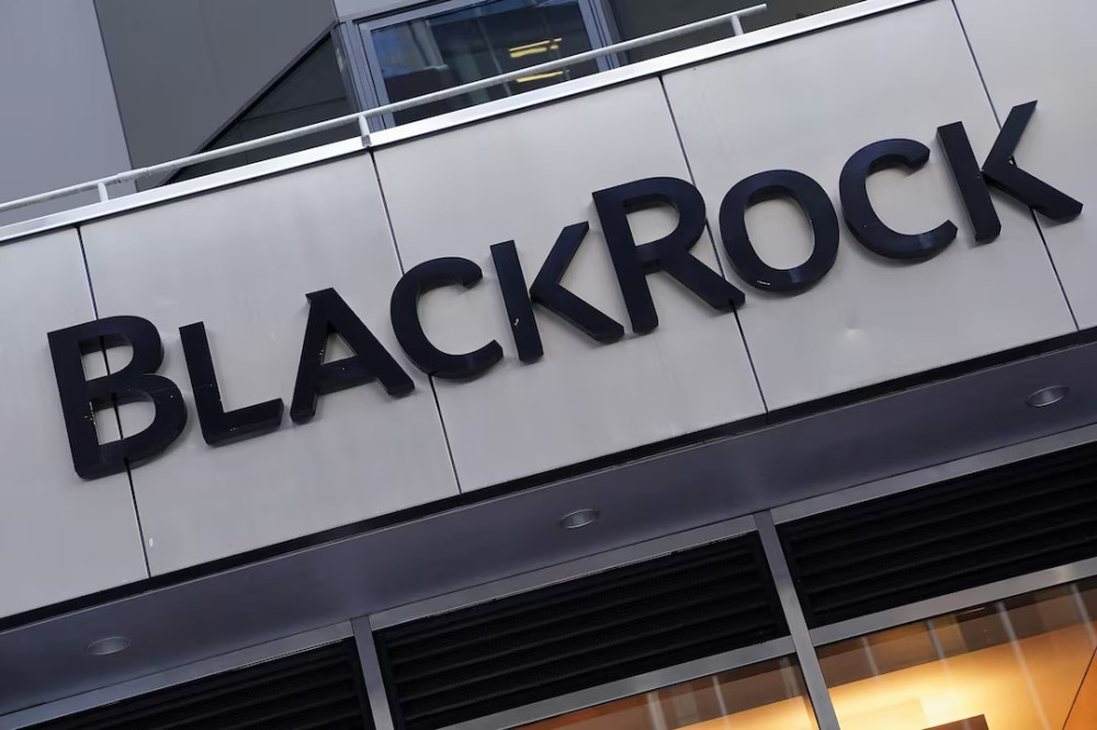 Дослідження причин призупинення інвестицій BlackRock в український фонд відновлення після виборів 2025 року.